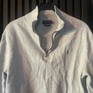Ralph Lauren Halv Zip  - Fet Halv zip ifrån Ralph Lauren i Storlek L!  Hör gärna av dig om du har fler frågor🤝🏻