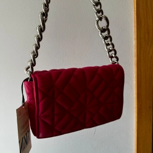 Väska - Helt ny axelväska från zara, perfekt storlek