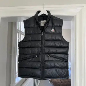 Moncler väst i jätte bra skick. 8/10 Size 4 (passar den som har M/ liten L)  Inget kvitto/OG medföljer.  Bjuder på frakten vid smidig affär 📦    köpt av en polare, Därav priset.