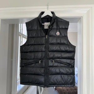 Moncler väst - Moncler väst i jätte bra skick. 8/10 Size 4 (passar den som har M/ liten L)  Inget kvitto/OG medföljer.  Bjuder på frakten vid smidig affär 📦    köpt av en polare, Därav priset.