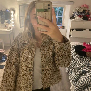 Leopard jeansjacka - Superfin