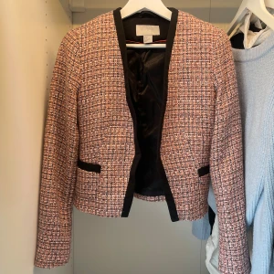 Kavaj i nyskick! - Kavaj nyskick 🔥 Garderobsrensning på gång! Jag säljer detta fantastiskt plagg från mitt djur- och rökfria hem. 🛍️💫