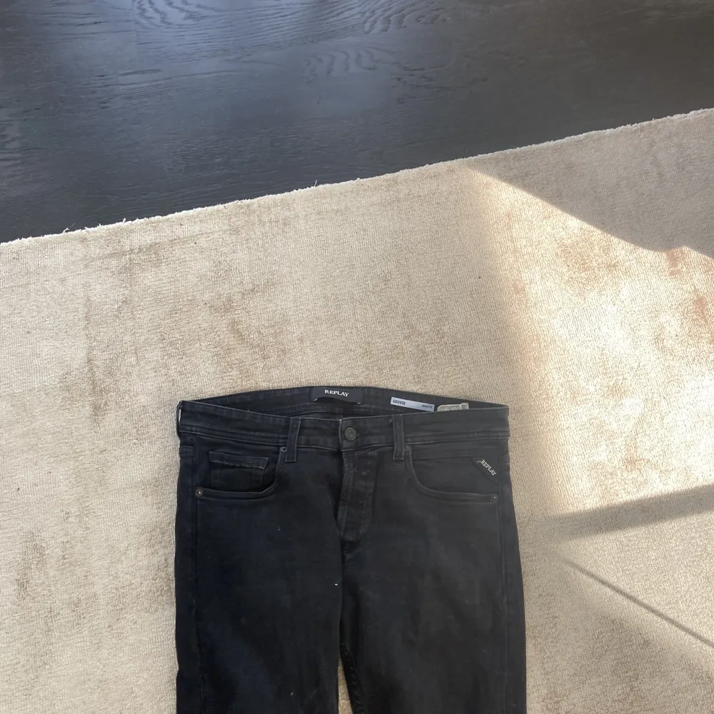 Riktigt snygga replay jeans typ aldrig använt köpte dessa jeans för 1799 riktigt sköna och snygga jag är 180 och storleken passar perfekt . Jeans & Byxor.