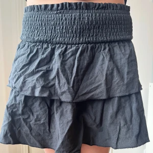 Kjol - Snyggt bas plagg som passar till allt!! Kjolen passar mig i S men den är stretchig så passar även M och möjligtvis XS🥰