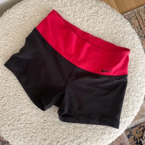 Nike sportshorts hotpants - Low Waits dri fit shorts från Nike: löpning / träning / sport   Storlek XS  Köpta i USA 