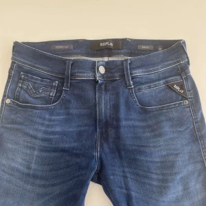 Replay anbass jeans - Ett par riktigt snygga blåa Replay anbass jeans i storlek 29/32. Jeansen är i ett riktigt bra skick och är knappt använda. Skriv gärna vid frågor! :)