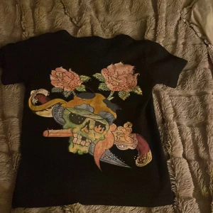 fet edhardy tröja -   TRYCK IT P KÖP DIREKT KP FÖR PRIS bra skick inga diamanter har gått av dene storlek M ungefär tjockt matrial  