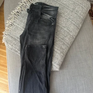 Svarta replay anbass - Tja, säljer nu dessa svarta replay ambassad i storlek 28-32 då dom ej kommer till andvändning längre! Dom är i bra skick har ett litet slitage på bak sidan där det står replay men inget märkvärdigt. 