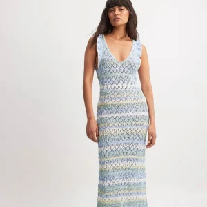 Stickad klänning - Stickad klänning från NA-KD. Oanvänd med lappar kvar, storlek S. Bra modell har bara inte haft tillfälle för den.