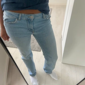 Vero Moda Jeans - Raka jeans från Vero Moda i storlek 27/30. Är i väldigt bra skick då de är använda endast några gånger. 