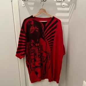 Röd Vintage T shirt  - The revolution will not be televised type shet, skriv vid intresse 