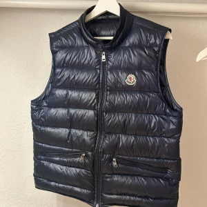 Moncler Gui Gilet - Moncler Gui Gilet Navy storlek L/3, Använd men bra skick.