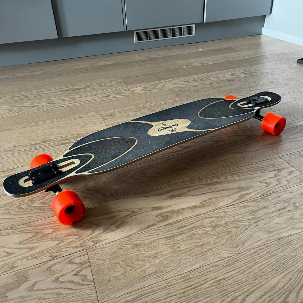 !Obs endast upphämtning! Pga tappat intresse säljs denna. Den funkar helt felfritt. Sparsamt använd men finns tecken på användning såklart. Det är en fantastisk carvinglongboard! Flex: 2 (45-84kg) Hjul: orangutang in heat 75mm. Övrigt.