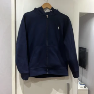 Jag säljer nu min helt nya polo zip jag säljer den för jag knappt använde den! - Laidback