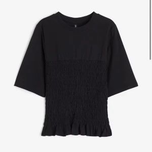 Smockad t shirt  - Jätte snygg och trendig svart smockad t shirt från hm 🥰🥰helt slutsåld 🥰🥰
