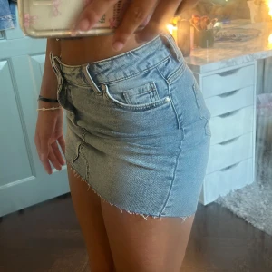 Jeanskjol  - Jätte fin jeanskjol helt oanvänd så den är i ny skick. Storlek 156 men skulle säga att den passar någon som är Xs eller S 