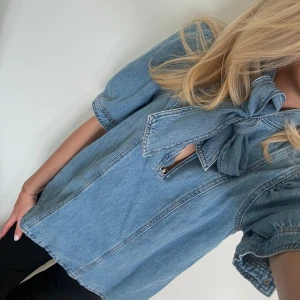 Denimtopp - Sjukt snygg topp i denim fråm Zara, använd en gång så den är som ny❤️