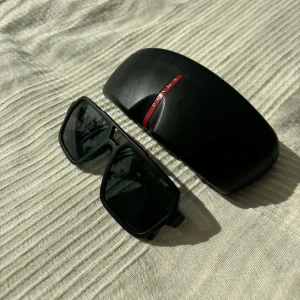 Prada Black Polarised Sunglasses Square Men’s  - SPS 01X PS01XS DG0-02G  Stiliga svarta solglasögon från Prada som jag köpte i Köpenhamn för ett par år sedan. Knappt använda och i väldigt bra skick.  Inga märkbara repor eller skador. 