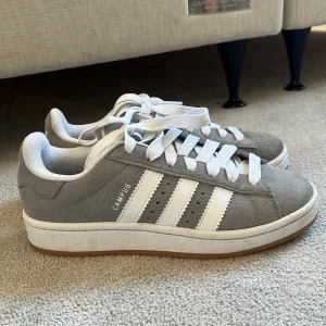 Superfina Campus skor  - Jag säljer de här jättefina addidas campus skorna i grå pga att de inte kom till andvändning.De är endast andvända 2-3 gånger och är i nyskick💕💕 Nypris är 1249kr💕