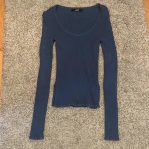 Fin långärmad topp  - Jag rensar ut i garderoben så säljer kläderna extra billigt. Fin mörkblå topp  från bikbok i nyskick. 
