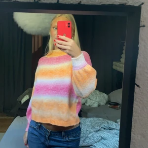 Stickad tröja - En rosa/organe stickad tröja, bra skick. I storlek S