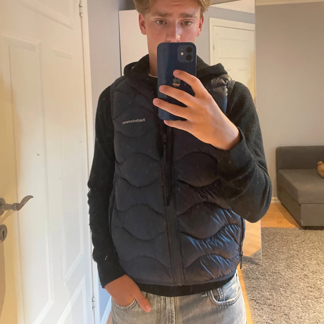 Svart dunväst från Peak Performance