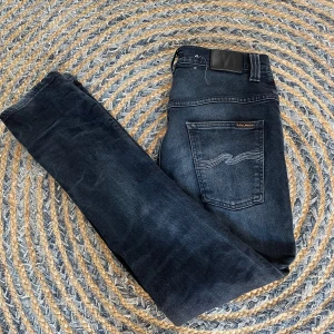 Nudie jeans slim fit - Säljer nu dessa feta nudie jeans i svart/grå. Märke: Nudie jeans. Modell: Slim fit. Färg: Svart/grå. Skick: Inga synliga defekter eller skador 9/10. Nypris: 1600kr. Mitt pris: 450kr. Det är bara att skriva vid minska lilla fundering.