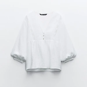 Toop - Säljer denna helt oanvända topp från zara då jag inte gillar hur den sitter på mig, köpt för 380kr🩷