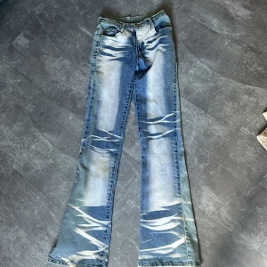 Jeans - Har fått hem massa jeans men som då tyvärr inte passade, säljer nu lite av det💕 färgen är inte missfärgat utan färgerna ska se it så, modellen är Flare, Innerben- 76 midja tvärsöver över-30