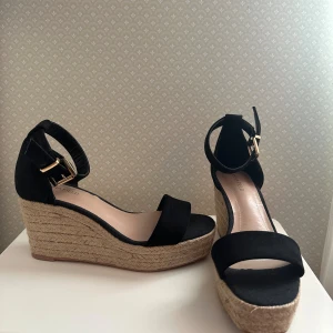 Klackskor  - Snygga, oanvända, svarta klackskor i mockaimitation. Hör av er om ni är intresserade! Öppen för prisförslag🥰