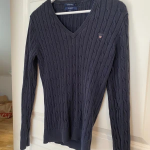 Gant - Fin Gant tröja, v-ringad, marinblå, kabelstickad 