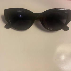 Solglasögon  - Fina solglasögon i lite spetsigare form extra fina för att ha  på huvudet tycker jag❤️🫶🏻