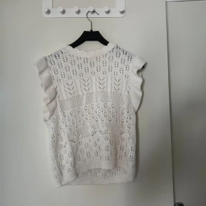 Stickad väst - En tröja som är från only.