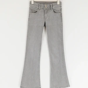 Bootcut lowwaist jeans från Gina ❤️ - Säljer jätte fina jeans från Gina Tricot Young!! Har inte använt de mycket. Storlek 140💗 original priset är 350kr 