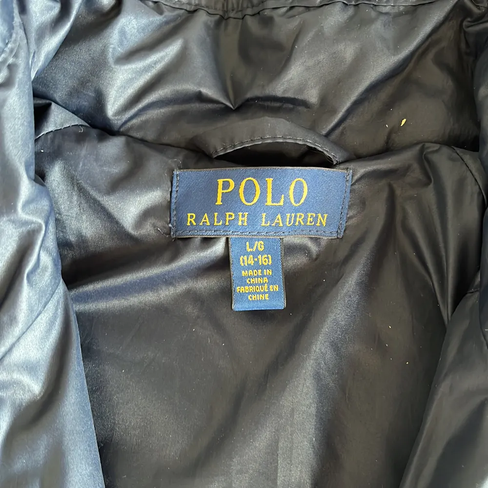 Quiltad Polo Ralph Lauren jacka junior i strl L 14/16 i nyskick. Jag badar använd 1 gång. . Jackor.