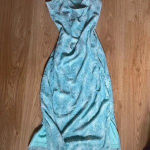 Blå finklänning - Superbra skick Aldrig använd då den är för stor för mig 