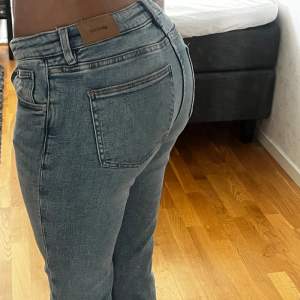 Blå mid/low waist bootcut jeans, i bra skick då de endast är använda ett fåtal gånger🤍Gina Young storlek i 164