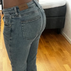 Low/mid Waits bootcut jeans  - Blå mid/low waist bootcut jeans, i bra skick då de endast är använda ett fåtal gånger🤍Gina Young storlek i 164