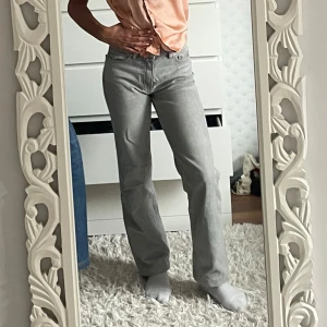 Gråa jeans  - Jeans från Gina! Riktigt snygga och nästan aldrig använda!   Jag är 1,62 cm lång   Storlek 32 