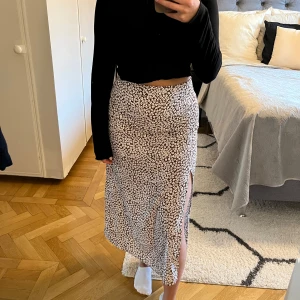 Kjol - Brun blommig kjol som inte kommer till användning 