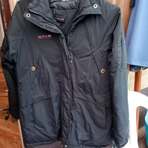 Dam parkas dun med luva stl 38 - Dunjacka parkas svart med luva stl 38 knäppes med dragkedja,viss slitage finnes se bilder.