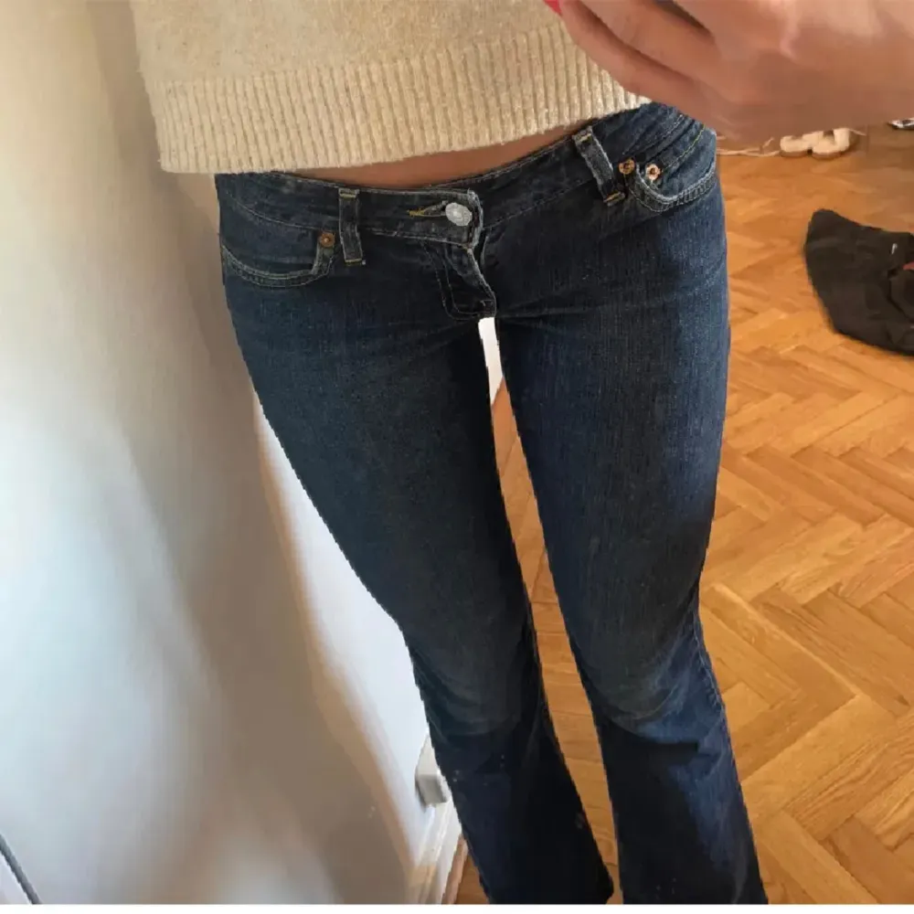 Säljer jeansen eftersom dom inte kommer till användning. Det är lånade bilder av plickaren jag köpte av. Har använt 3-4 gånger. Är i storlek xs men sitter som s. Jeans & Byxor.