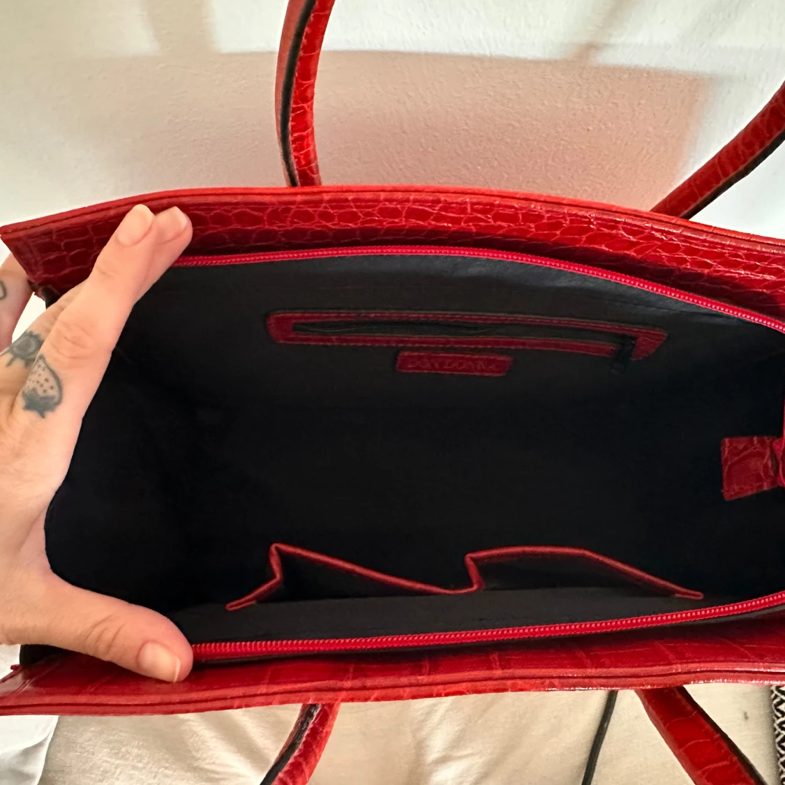 Röd handväska i krokodilmönster - 91