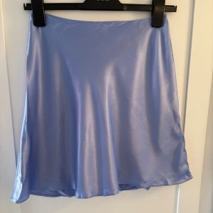 Blå satin kjol - I bra skick