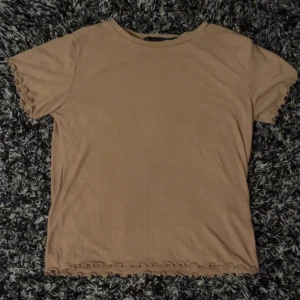 Brun t-shirt  - Har aldrig använt, tröjan har inga skador