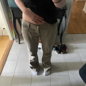 Manchester jeans  - Bootcut lågmidjade Manchester byxor från hm men köpta second Hand. Står storlek L men passar mig som har M vanligt vis. 