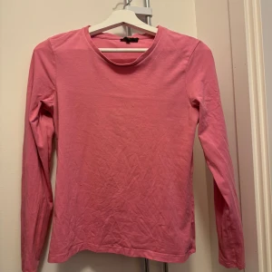 GRATIS topp från åhlens i rosa - Säljer pga skum rosa färg som ni ser, lägger den för 20kr men om ni tar annat får ni denna gratis