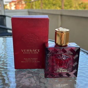 Versace Eros Flame - Versace Eros Flame parfym. Hela flaskan är 50ml men skulle säga att det är ungefär 40ml kvar. Köpt på kicks i vintras för 950 säljer för 400kr.