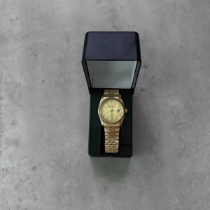Klocka - Helt ny guldklocka från Royal Quartz! Den har fortfarande plast som skyddar hela klockan! Kommer med en låda. Batteriet måste bytas!! 