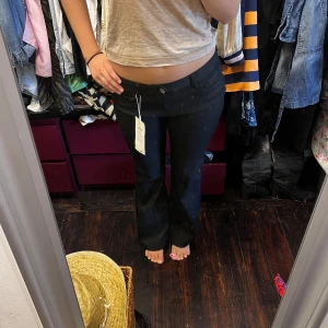 Svarta jeans,låg midja - ONLY - Nya / ej använda, från ONLY 😊modellen syns på tredje bilden (onlhella low retro) 🩷 midjemåttet står på fjärde bilden, fråga om annat mått 😁